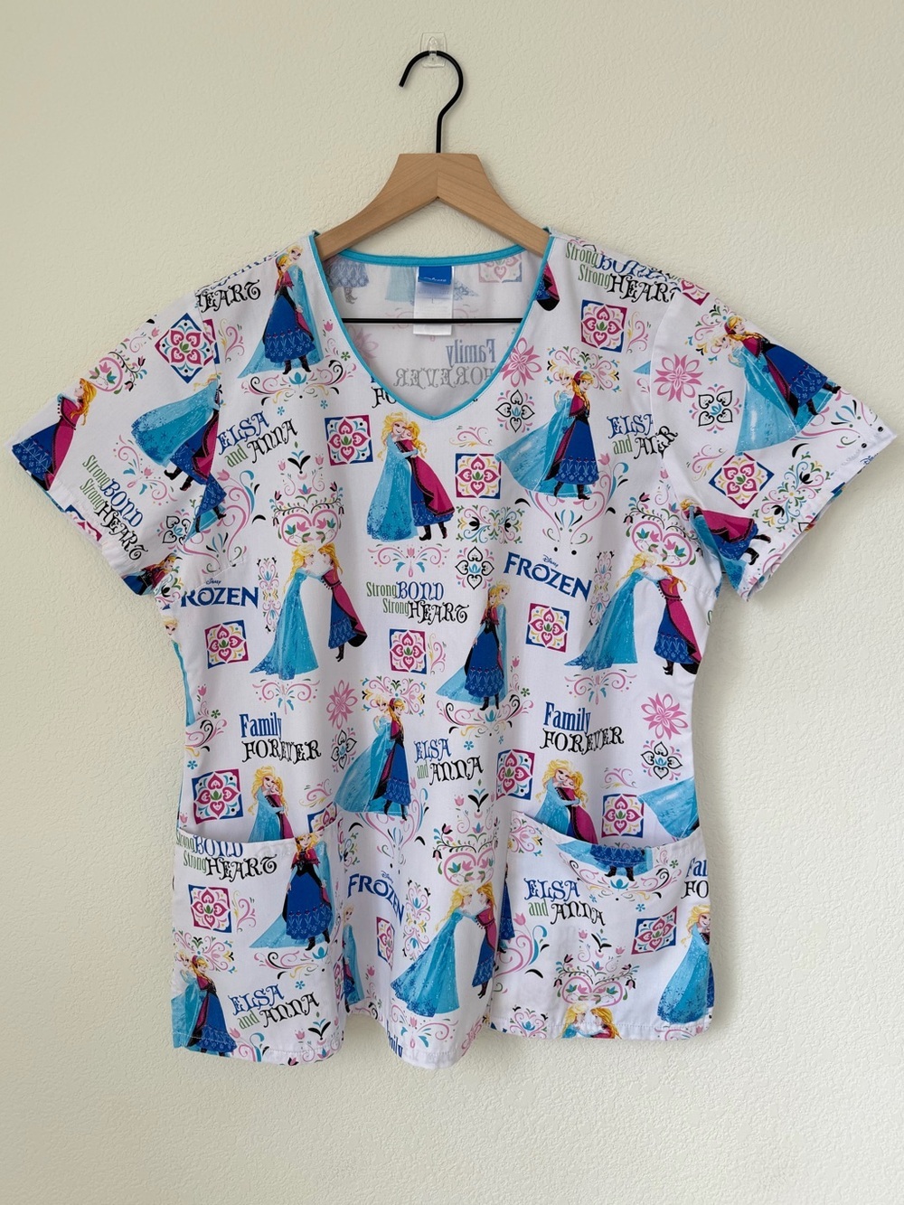 Disney Frozen Scrub Top Size Large Anna and Elsa Hugging